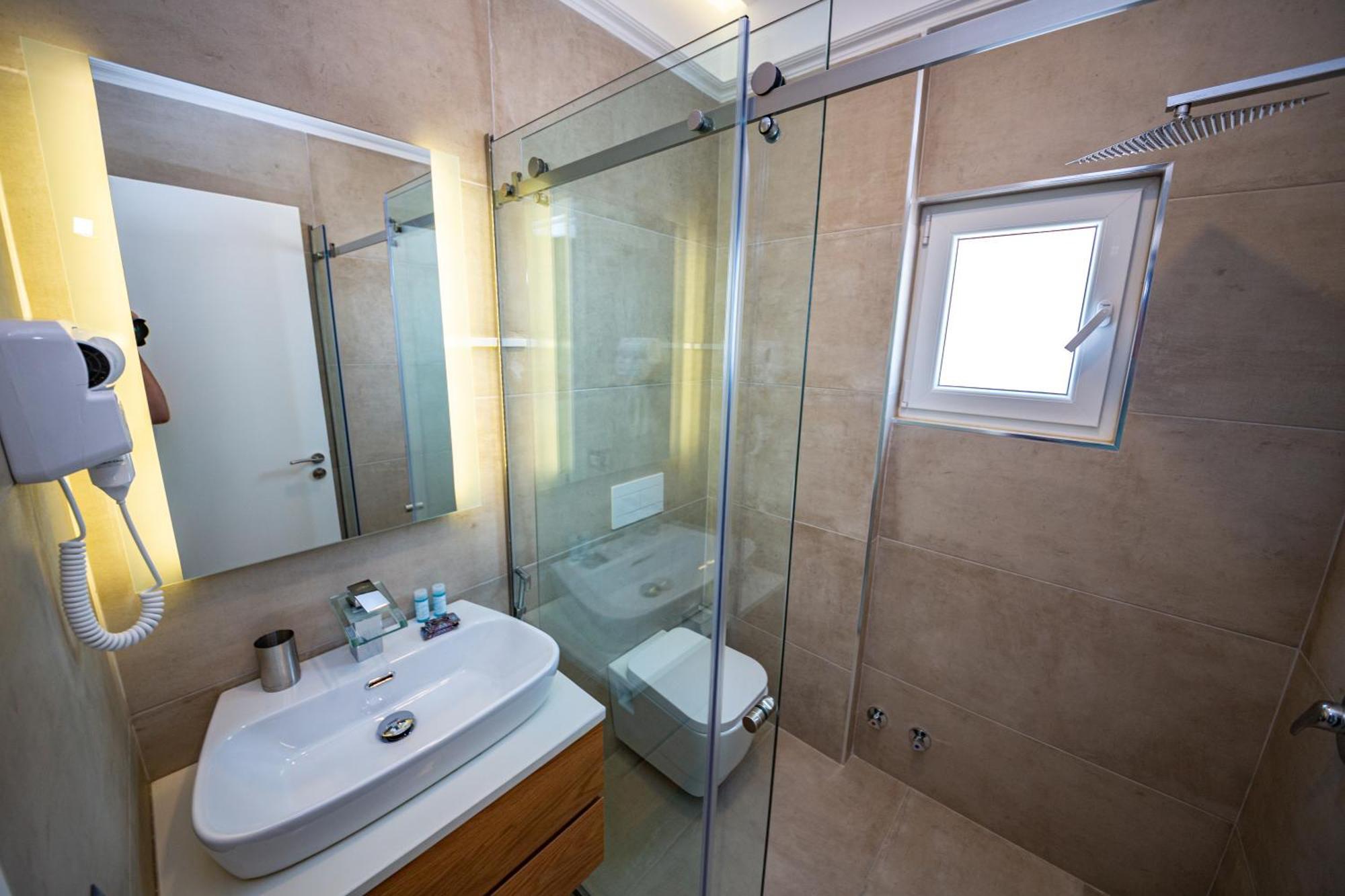 Adani Ksamil Room photo